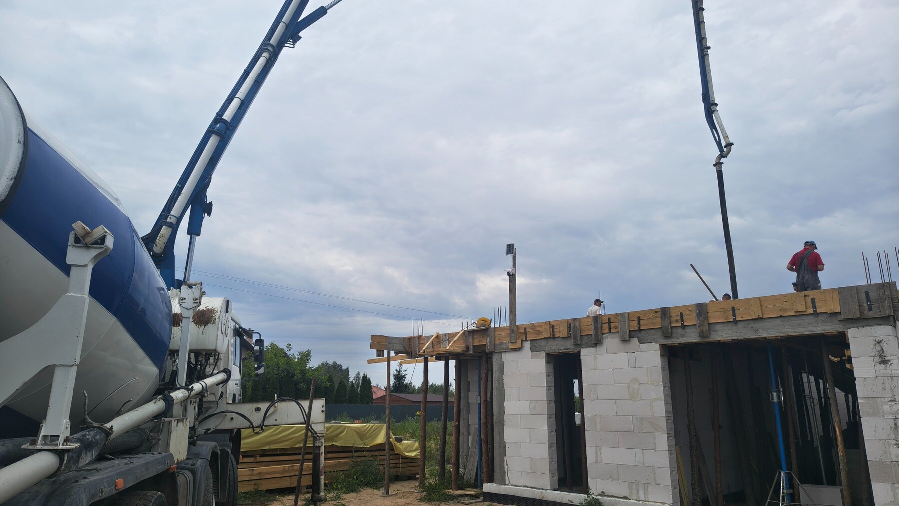 Betonowanie stropu Domu Kujawskiego nr 001 przy użyciu pompy do betonu