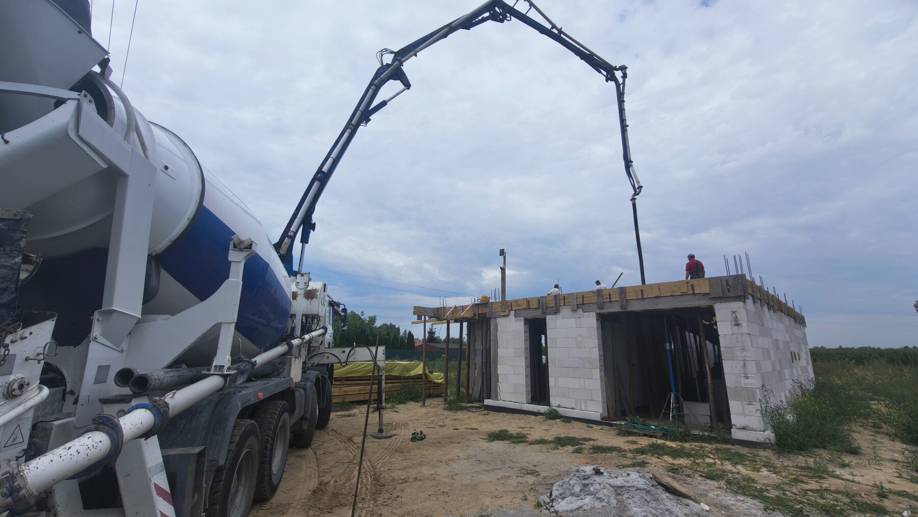 Pompa podająca beton na strop budowanego domu w Pigży